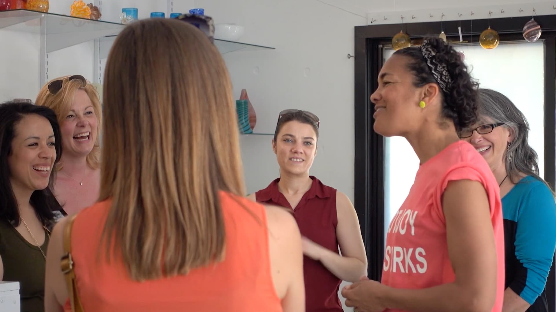 A guided Art Connections tour visits glass artist Terri Sigler at her home studio. A guided Art Connections tour visits glass artist Terri Sigler at her home studio.