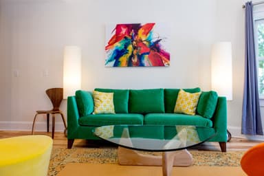 Dog-friendly Downton Annie #2 in the heart of Downtown 20% Discount Code GOLOCAL20