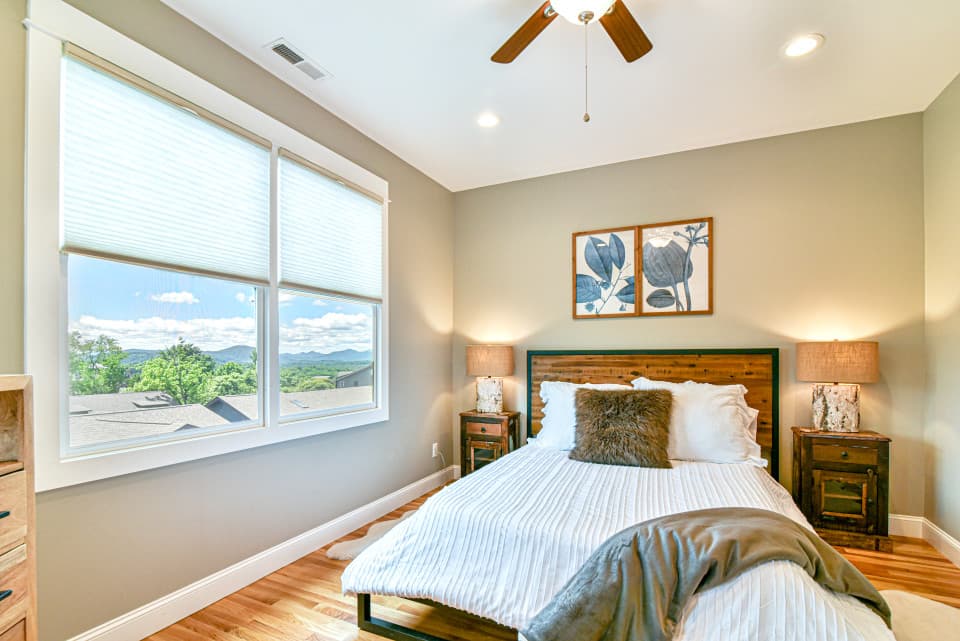 ✨ The Caroline✨ is a newer spectacular 3-story contemporary mountain home located on Reynolds Mountain. You'll find your spacious hideaway conveniently located near downtown and all of Asheville's favorite hot spots. If staying put is your desire, this home has everything you'll want. With our newly updated rooms, we can now accommodate 9 people in beds! We have a new day bed, two new twin beds, and kept our bunk bed (bottom full size mattress only; the top is used for luggage storage). Now welc ✨ The Caroline✨ is a newer spectacular 3-story contemporary mountain home located on Reynolds Mountain. You'll find your spacious hideaway conveniently located near downtown and all of Asheville's favorite hot spots. If staying put is your desire, this home has everything you'll want. With our newly updated rooms, we can now accommodate 9 people in beds! We have a new day bed, two new twin beds, and kept our bunk bed (bottom full size mattress only; the top is used for luggage storage). Now welc