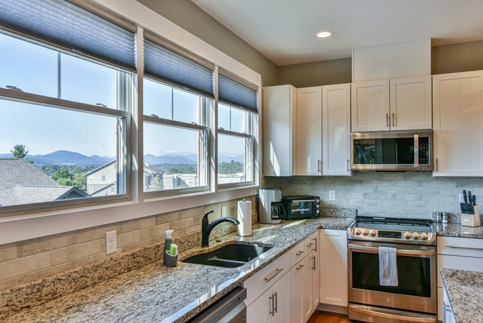 Welcome to your Asheville Getaway! Our modern and comfortable townhome "Getaway" has everything you need for a relaxing stay in Asheville. Enjoy mountain views in a quiet neighborhood less than 10 minutes to downtown Asheville. For guests with accessibility challenges, our home features an elevator. Welcome to your Asheville Getaway! Our modern and comfortable townhome "Getaway" has everything you need for a relaxing stay in Asheville. Enjoy mountain views in a quiet neighborhood less than 10 minutes to downtown Asheville. For guests with accessibility challenges, our home features an elevator.