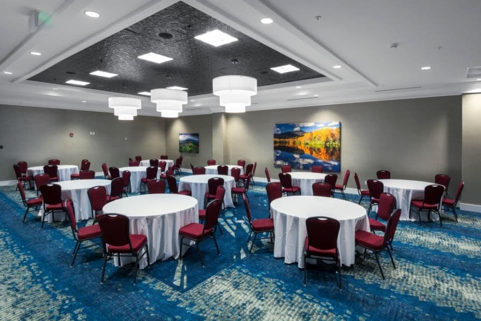 1735 Sq ft ballroom with variety of set up capabilities to host all your meeting needs. 1735 Sq ft ballroom with variety of set up capabilities to host all your meeting needs.