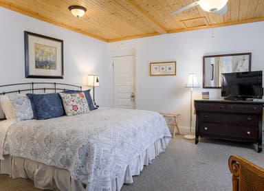 Oakland Cottage weekdays - Attach a Monday, Tuesday or Wednesday night to your stay and save!