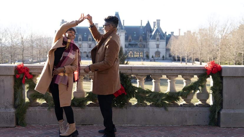 Couple in front of Biltmore Estate